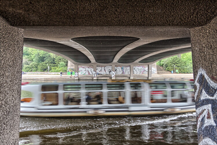 Boot unter der Brücke